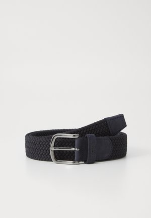 Ceinture tissée bleu marine avec un accent en cuir lisse et une boucle en métal argenté. Présente un tissage flexible et texturé pour un ajustement réglable.