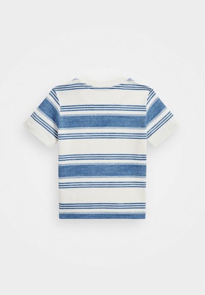 Camiseta de algodón de manga corta con rayas horizontales azules y blancas, escote redondo y una textura suave. Se muestra la vista trasera.