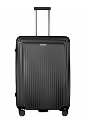 Valise rigide noire avec rainures verticales, quatre roues pivotantes et une poignée télescopique étendue.