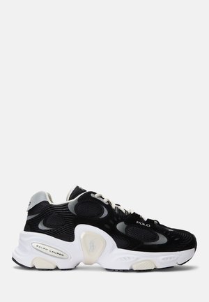 Baskets Ralph Lauren noir et blanc avec des empiècements en mesh et en daim, lacets blancs et une semelle blanche épaisse avec des détails griffés.