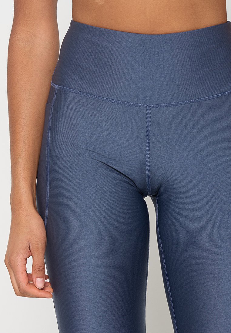 Leggings a vita alta in tessuto elasticizzato e liscio di colore navy, con vita elastica e cuciture piatte, ideali per il comfort e il movimento.