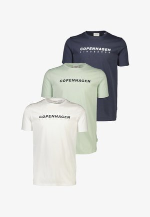 Trois T-shirts à manches courtes en bleu marine, vert menthe et blanc. Chacun possède le texte "COPENHAGUE LINDBERGH" en lettres noires en gras.