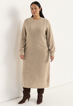 Stickad klänning - camel beige melange