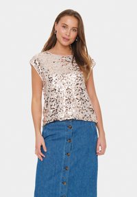 Top con paillettes dotato di scollo rotondo, maniche corte e una vestibilità ampia. Presenta paillettes oro e rosa su uno sfondo chiaro.