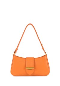 Oranje leren handtas met een gestructureerde afwerking. Heeft een gebogen vorm, een afneembare riem en een goudkleurige sluiting aan de voorkant.