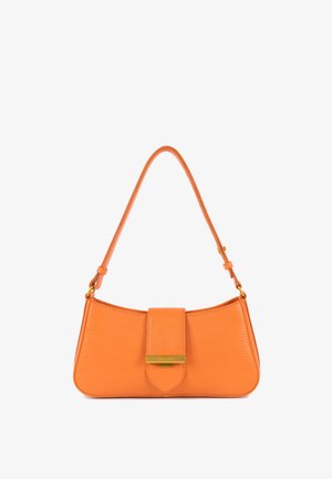 Borsa a mano in pelle arancione con finitura texturizzata. Presenta una forma curva, una tracolla removibile e un dettaglio con chiusura in tonalità oro sul davanti.