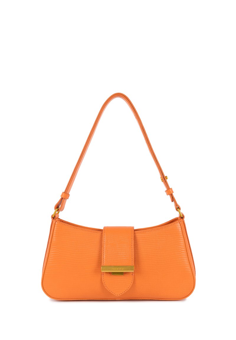 Oranje leren handtas met een gestructureerde afwerking. Heeft een gebogen vorm, een afneembare riem en een goudkleurige sluiting aan de voorkant.