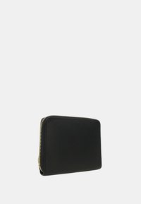 Portafoglio in pelle nera con finitura testurizzata, forma rettangolare e dettaglio della cerniera dorata. Design compatto adatto per carte e contante.