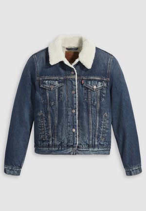 Giacca di denim con un colletto foderato in sherpa, dotata di due tasche sul petto, tasche laterali e bottoni argentati. Tessuto blu scuro usurato.