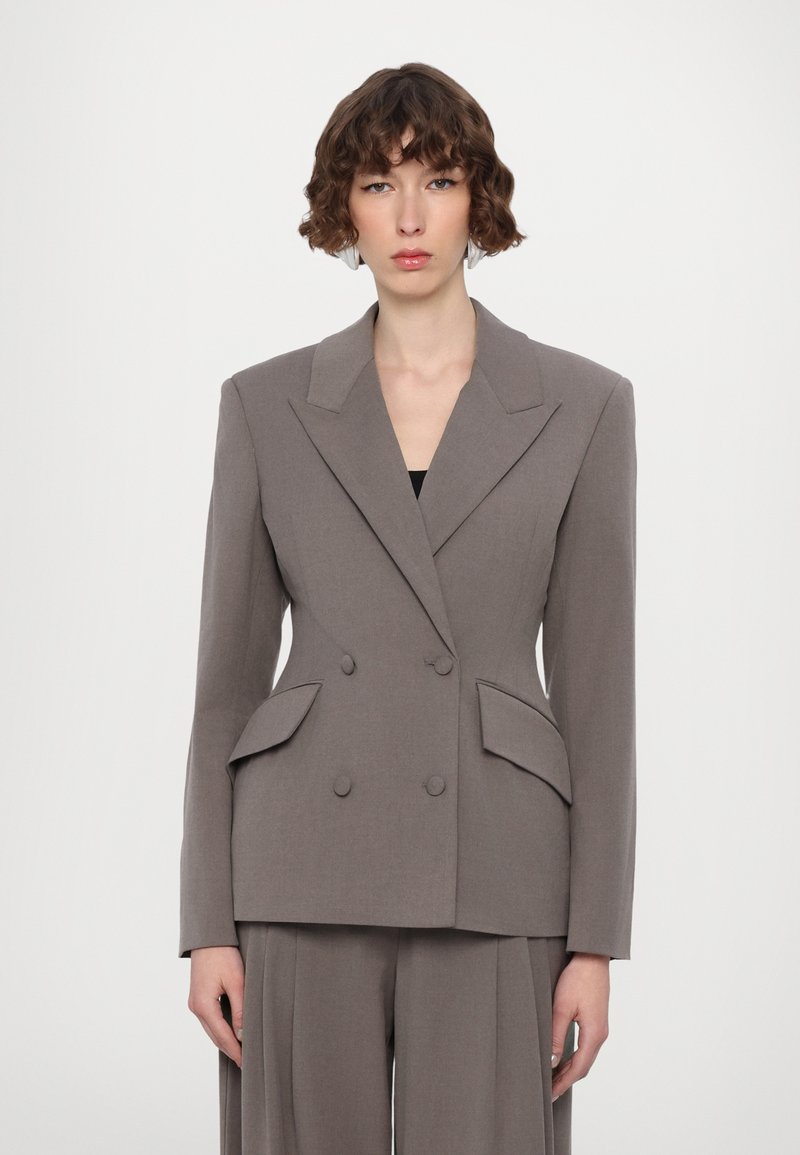 Grau meliertes, doppelt geknöpftes Blazer mit breiten Revers, ausgeprägten Schultern und zwei Vorder Taschen. Figurbetonter Schnitt mit klaren Linien und strukturierter Form.