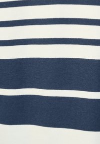 Tela de rayas azul y blanca, con rayas horizontales alternas gruesas y finas, con una textura suave.