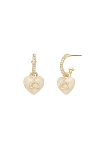 Orecchini a cerchio in tono oro con pendenti a forma di cuore bianco con una "C" in oro. Superficie texturizzata con accenti di pietre trasparenti.