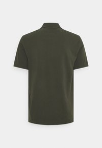 Polo manches courtes vert foncé vu de dos avec un col classique et un ourlet droit.