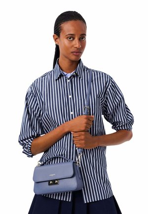 Lacoste, LACOSTE SAC BANDOULIÈRE CHAMPS ELYSEES - Sac à main - bleu gris
