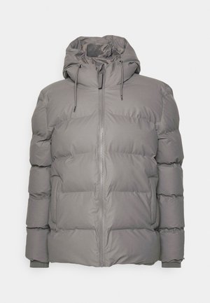 Pilkas pūkinis švarkas su kapišonu, priekyje užtrauktuku ir elastinėmis rankovėmis. Dizainas turi siuvinėtą tekstūrą su susiūtomis panelėmis.