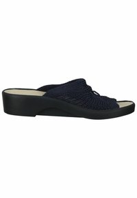 Sandalo navy slip-on con tomaia in maglia testurizzata, punta aperta e suola nera piatta. Design leggero per comfort e facilità d'uso.