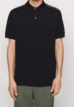 Schwarzes Poloshirt mit Kragen, ausgestattet mit zwei Knöpfen und strukturierten Akzenten entlang der Schultern. Glatter Stoff mit kurzen Ärmeln.