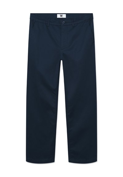 Chinos en coton bleu marine avec une coupe droite, comprenant une fermeture à bouton à l'avant, deux poches latérales et un design minimaliste.