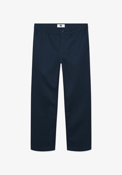 Chinos en coton bleu marine avec une coupe droite, comprenant une fermeture à bouton à l'avant, deux poches latérales et un design minimaliste.