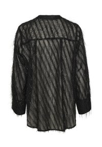 Melna caurspīdīga blūze ar garām piedurknēm, kurai ir pūkaina tekstūra un diognālā svītru dizains, akcentēta ar smalkām metaliskām diegām.