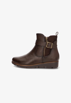 Bota de cuero marrón hasta el tobillo con cremallera lateral, detalle de hebilla metálica y parte superior texturizada. Cuenta con un tacón bajo y suela de goma para mejor agarre.