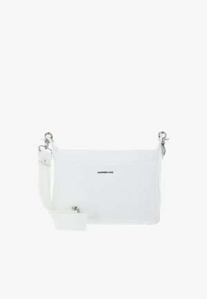 Sac bandoulière rectangulaire blanc avec une large sangle en tissu réglable et une quincaillerie argentée, doté d'une poche avant et d'un petit détail logo.