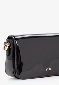 Clutch in pelle verniciata nera con forma rettangolare elegante, dotato di un accento in hardware dorato e dettaglio del logo impresso sul davanti.