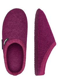 Paarse vilten slippers met een ronde neus en lage achterkant. Kenmerken zijn een gestructureerde zool en een klein zwart label aan de buitenzijde.