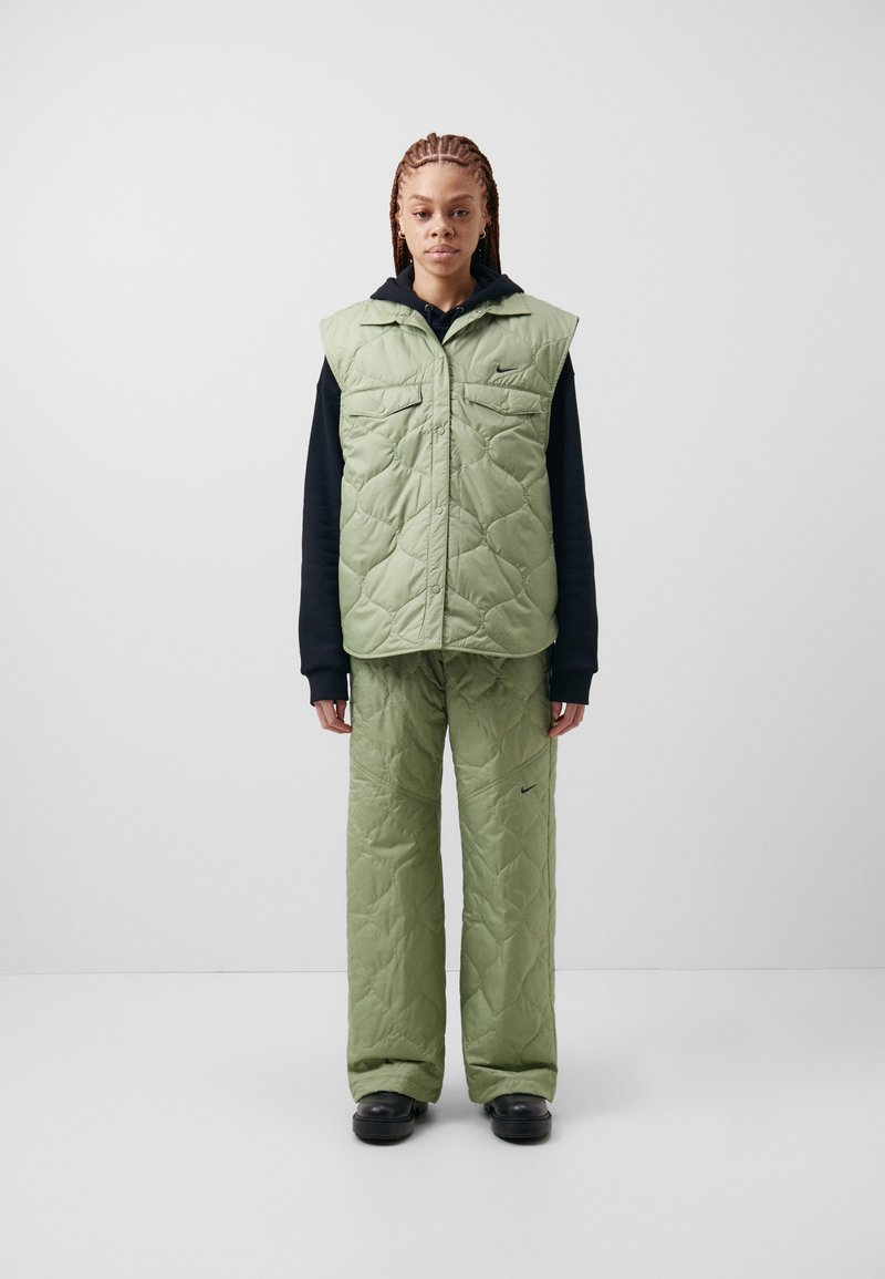 Nike Sportswear ESSENTIAL PANT - Teplákové kalhoty - oil green/black