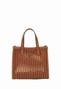 Borsa intrecciata marrone con manici superiori, forma rettangolare, caratterizzata da una targhetta con marchio sul davanti e una finitura strutturata.