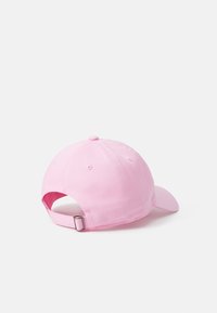 Casquette de baseball rose en coton, avec une visière incurvée et une sangle réglable à l'arrière pour un ajustement sûr.