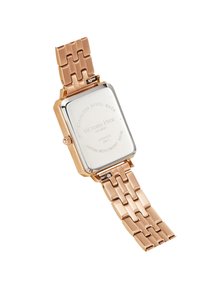 Reloj rectangular de oro rosa con fondo de acero inoxidable y pulsera de metal articulada, que incluye un cierre y detalles de la marca grabados.