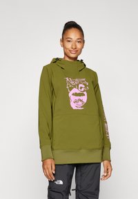 Zelena hoodie s ružičastim grafičkim printom i kapuljačom s natlačenim vrpcom. Ima rebraste manžete i rub, izrađena je od teksturiranog materijala, pogodna za nošenje na otvorenom.