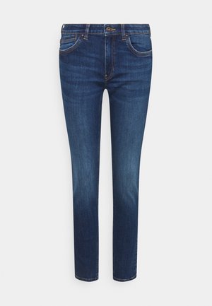 Mørkeblå denim jeans med lige ben, foran knaplukning og fem lommer, vist på en ensartet lysegrå baggrund.
