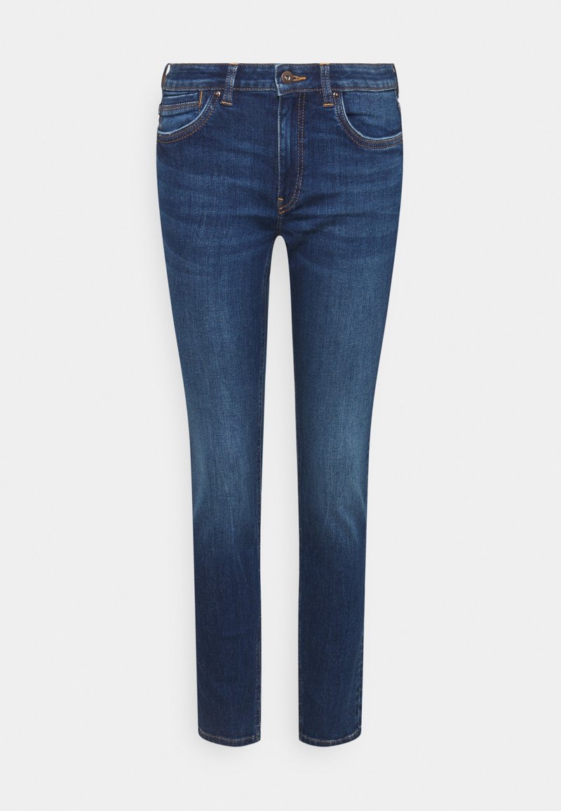 Jean en denim bleu foncé à jambes droites avec fermeture à boutons sur le devant et cinq poches, présenté sur un fond gris clair uni.