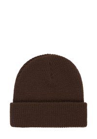 Gorro de punto marrón con un dobladillo. La textura es acanalada, creando un diseño flexible y cálido. Parte superior redondeada con una costura sutil.