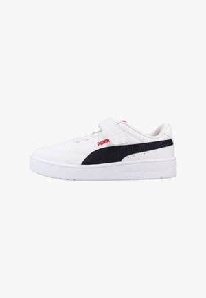 Sneaker bianca Puma con striscia laterale nera, logo Puma rosso, cinturino in velcro e suola bianca, vista di lato su sfondo bianco.