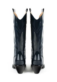 Marineblaue Lackleder-Cowboy-Stiefel mit aufwändiger Stickerei, spitzen Zehen und geschwungenen Schäften. Sie verfügen über einen Blockabsatz und eine glatte Textur.