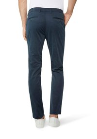 Marineblaue, taillierte Hose aus weichem Stoff, mit zwei Gesäßtaschen mit Knopfverschluss und flachem Vorderdesign.