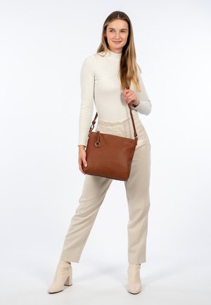 SURI FREY UMHÄNGE DEBBY - Cross body bag - cognac