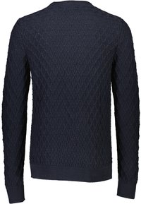 Merinovillasta neulottu tummansininen neulepaita, jossa on teksturoitu timanttikuosi, pyöreä kaulus ja resorit hihansuissa ja helmassa. Materiaali näyttää pehmeältä ja kestävältä.