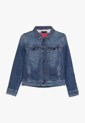 Veste en denim bleu avec fermeture à boutons, deux poches poitrine à rabat, poches latérales et col, présentée à plat sur fond blanc.