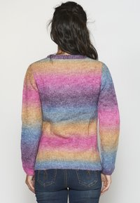 Maglione lavorato a maglia con colorazioni sfumate di rosa, blu e arancione. Presenta maniche lunghe, scollo rotondo e polsini e orlo a coste.