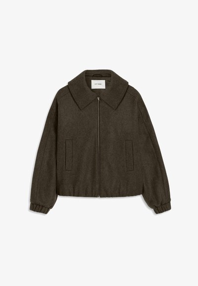 Jachetă scurtă de culoare verde măsliniu, confecționată dintr-un amestec de lână, cu un guler mare, fermoar frontal și două buzunare laterale cu manșete elastice.