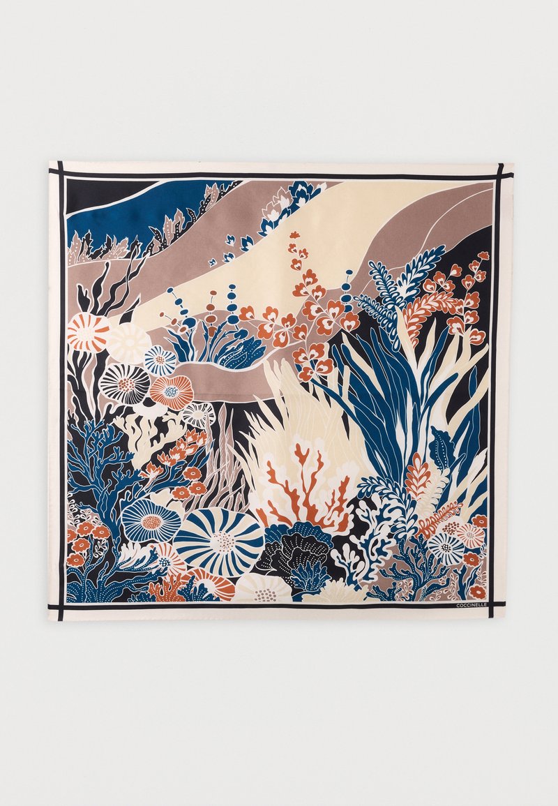 Têxtil com um design floral em tons de azul, coral e creme. Padrões de folhas e formas abstratas com bordas pretas contrastantes.