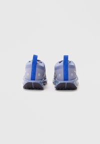 Scarpe da ginnastica viola con linguette blu sul retro, tomaia in rete, dettagli riflettenti e suole in gomma testurizzate. Il design include elementi a macchie.