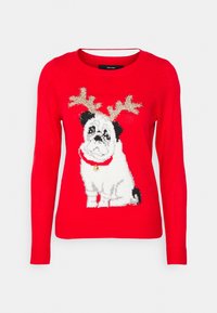 Pull rouge en tricot présentant un bouledogue blanc avec des accents noirs, portant un collier rouge avec une cloche dorée et décoré de bois de cerf dorés.