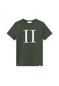 Oliwkowa bawełniana koszulka z krótkim rękawem, okrągłym dekoltem i białym teksturowanym wzorem "II" na przodzie. Metka z tyłu.