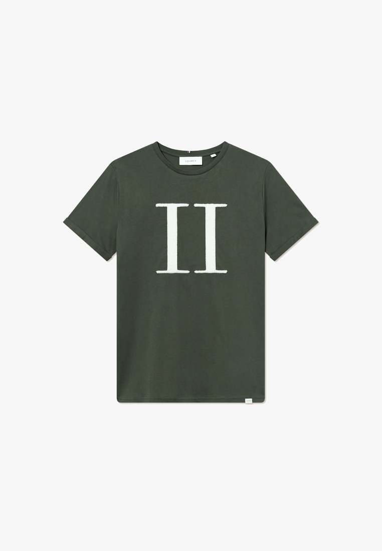 Camiseta de algodón verde oliva con mangas cortas, cuello redondo y un diseño texturizado en blanco de "II" en la parte delantera. Etiqueta en la parte trasera.