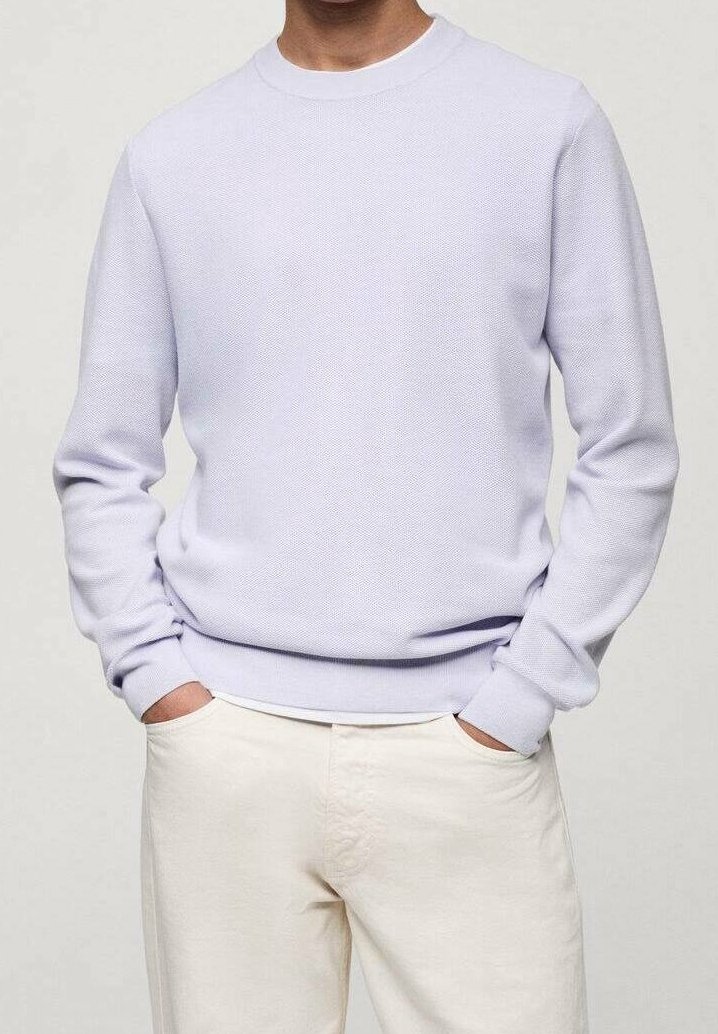 Pull tricoté lavande clair à col rond avec un motif texturé, poignets et ourlet côtelés, associé à un pantalon beige.